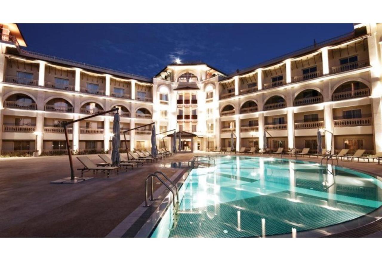 Savoy Hotel Spa & Casino Kyrenia  Exteriér fotografie The hotel at night