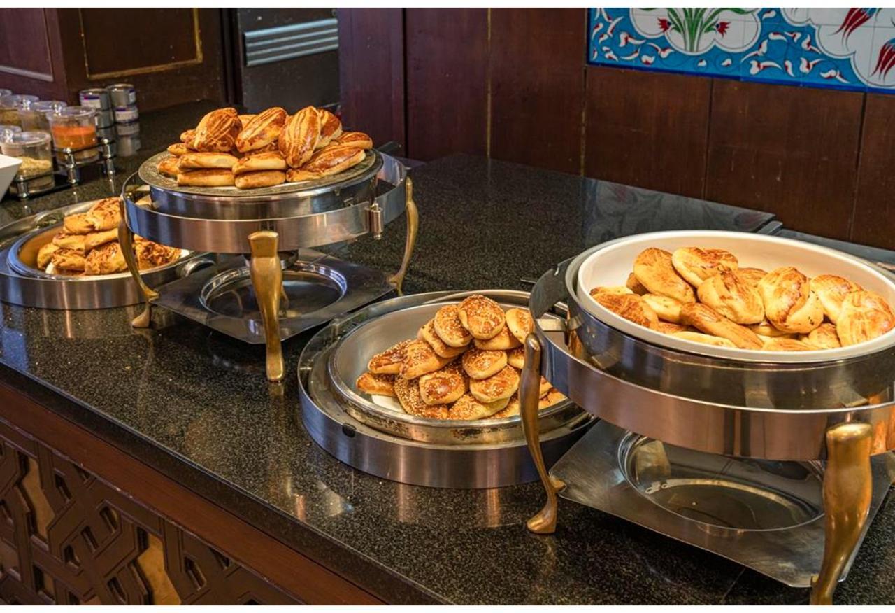 Savoy Hotel Spa & Casino Kyrenia  Exteriér fotografie A selection of chaat at a buffet