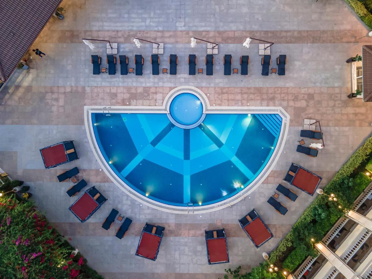 Savoy Hotel Spa & Casino Kyrenia  Exteriér fotografie Aerial view of the pool at the hotel