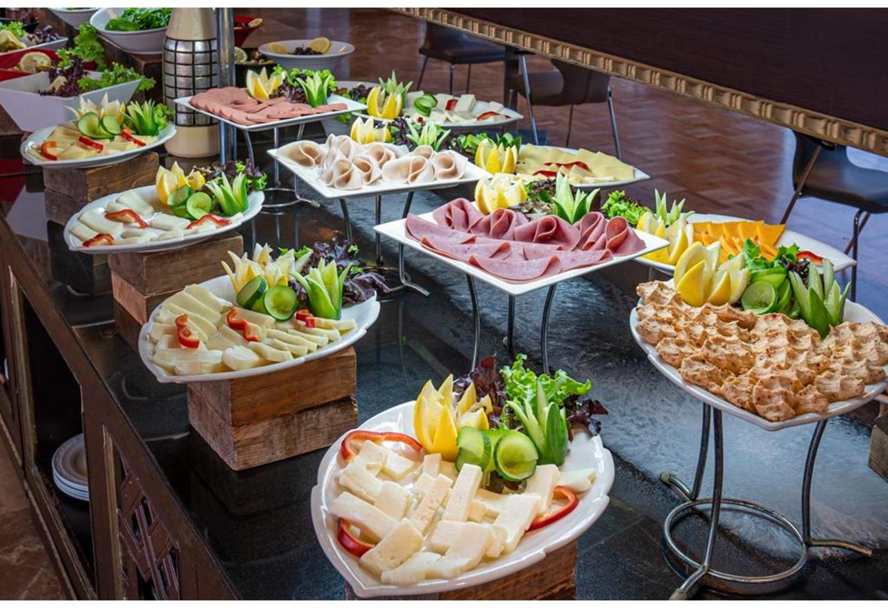 Savoy Hotel Spa & Casino Kyrenia  Exteriér fotografie A selection of cold cuts