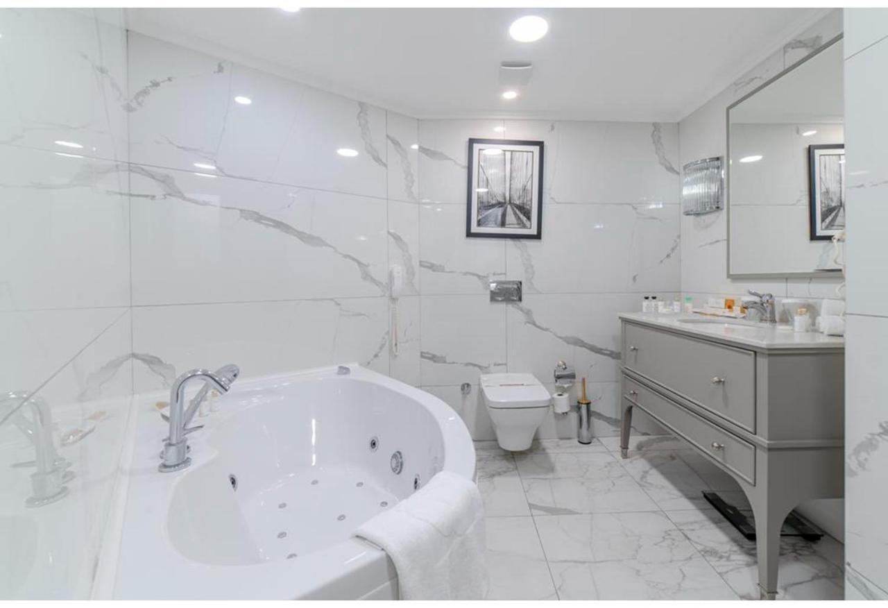 Savoy Hotel Spa & Casino Kyrenia  Exteriér fotografie Bathroom