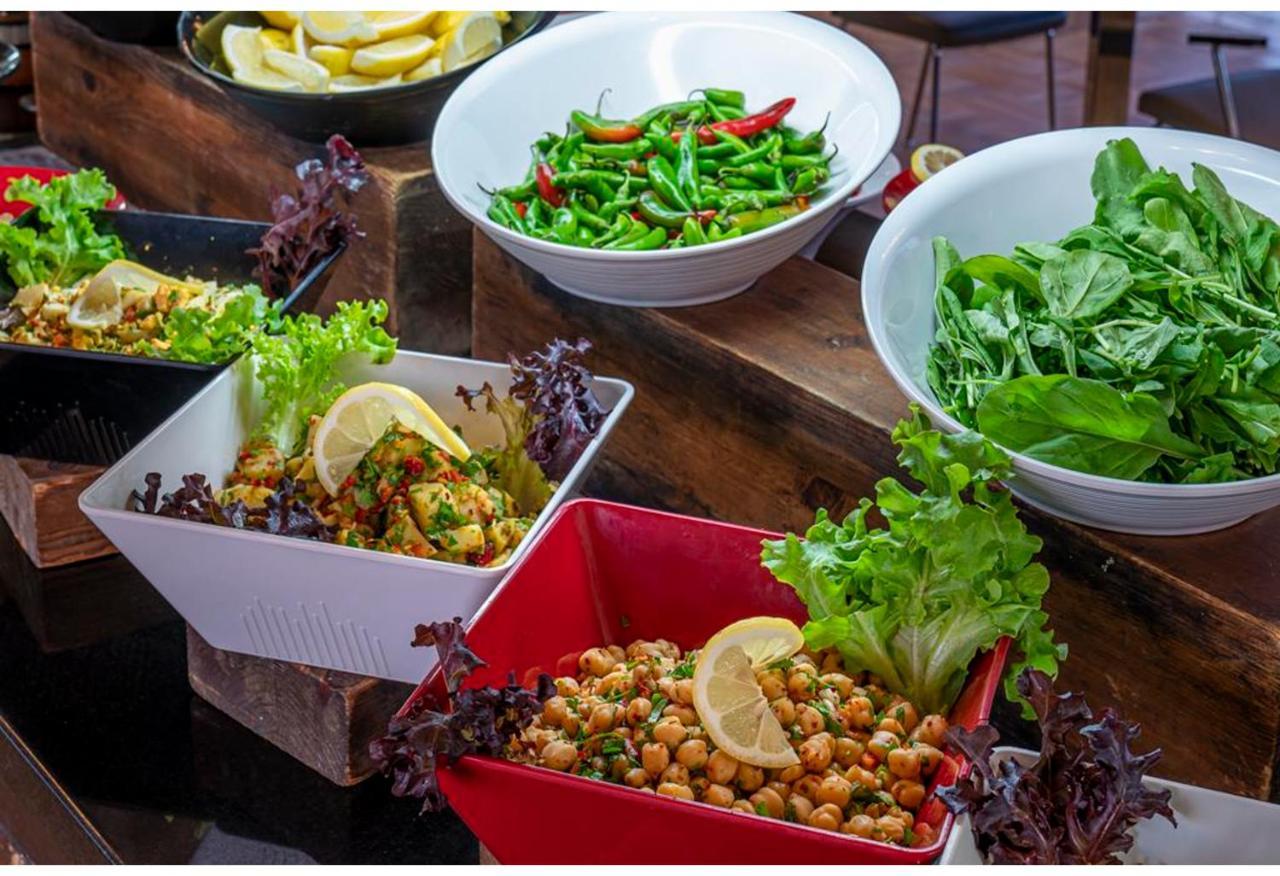 Savoy Hotel Spa & Casino Kyrenia  Exteriér fotografie Chickpeas and fresh salad