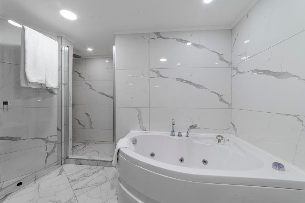 Savoy Hotel Spa & Casino Kyrenia  Exteriér fotografie Bathroom
