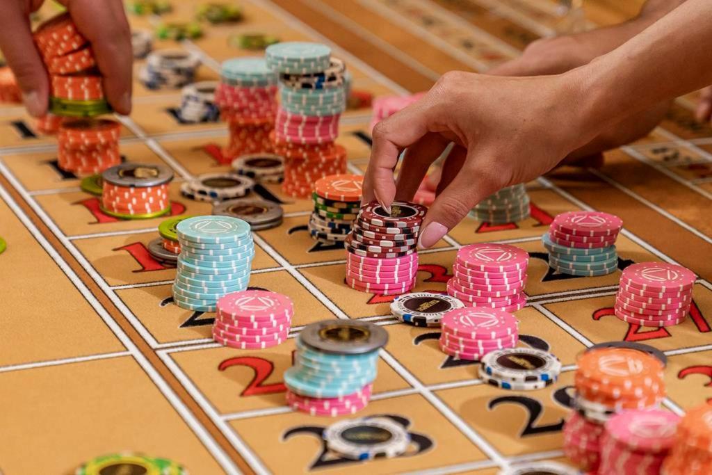 Savoy Hotel Spa & Casino Kyrenia  Exteriér fotografie A player placing a bet